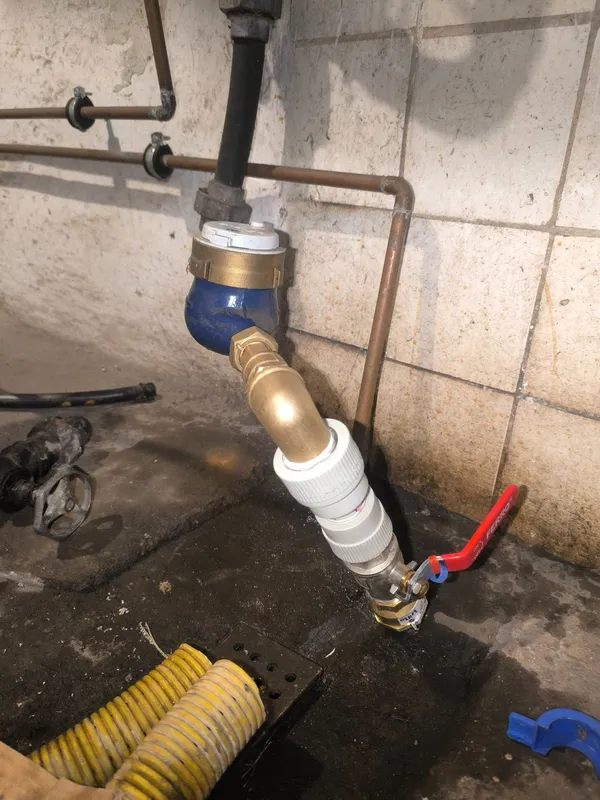 Realizace Pipelab - Výměna kulového ventil před vodoměrem a výměna odpadní stoupačky v garáži rodinného domu. | přívod vody, Kanalizační stoupačka, odpad, vodoměr, hlavní vodovodní uzávěr