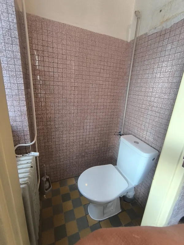 Realizace Pipelab - Výměna starého WC za nové kombi WC s drobnou úpravou přívodu vody a odpadu. 🚽🔧 | WC kombi, Toaleta, Výměna záchodu, úprava vody, úprava odpadu