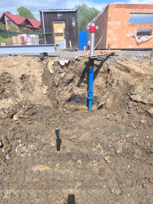 Realizace Pipelab - Zhotovení odbočky pro nadzemní hydrant a navrtávka 2″ vodovodní přípojky pro novou hasičskou zbrojnici. 🚒💧 | montáž, přípojka, Vodovodní řád, výkop, pitná voda